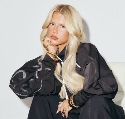 Singer Skye Newman Age, Family, Bio, Life & Career: Everything You Need to Know
